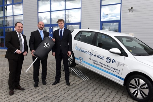 Nový Volkswagen e-Golf předal Martin Březina, vedoucí odd. Corporate Sales společnosti Porsche Česká republika představitelům Západočeské univerzity v Plzni doc. Ing. Jiřímu Hammerbauerovi, Ph.D. a prof. Ing. Zdeňkovi Peroutkovi, Ph.D.