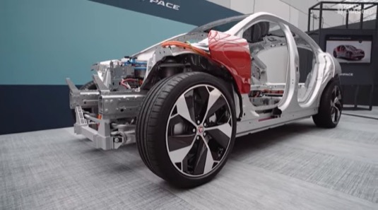 auto Jaguar I-PACE zblízka a do detailu - na novém videu Fully Charged
