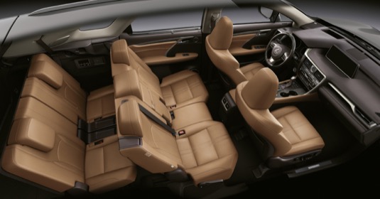 Interiér sedmimístného hybridu Lexus RX 450hL