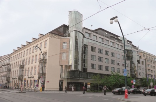 Budova Millennium, v níž je umístěna nabíjecí stanice pro elektromobily tzv. Tesla Destination charger v centru Prahy.
