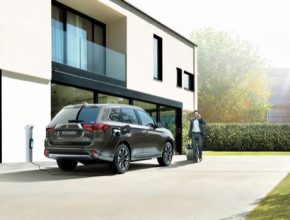 Mitsubishi Motors poskytuje SUV Outlander PHEV v roli úložiště energie, které může sloužit systémům pro zásobování budovy elektrickou energií k zajištění stabilních dodávek obnovitelné energie
