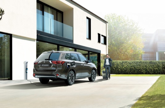 Mitsubishi Motors poskytuje SUV Outlander PHEV v roli úložiště energie, které může sloužit systémům pro zásobování budovy elektrickou energií k zajištění stabilních dodávek obnovitelné energie