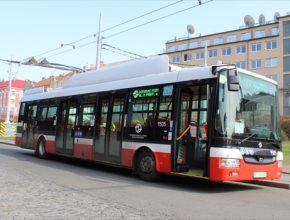 Parciální trolejbus/elektrobus SOR TNB 12 se právě nabíjí na Dobudce na autobusovém nádraží Palmovka.