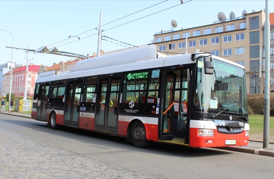 Parciální trolejbus/elektrobus SOR TNB 12 se právě nabíjí na Dobudce na autobusovém nádraží Palmovka.