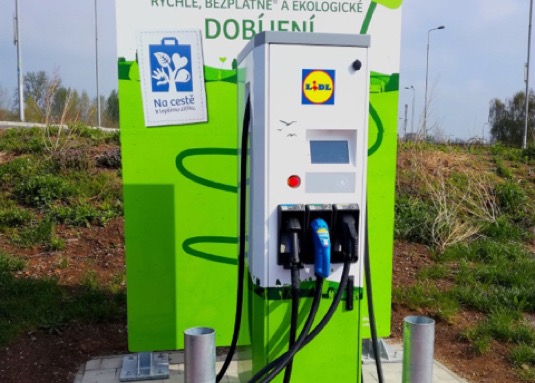 Pardubická prodejna je po Praze, Brně, Ostravě a Průhonicích již pátou prodejnou Lidl s nabíjecí stanicí.