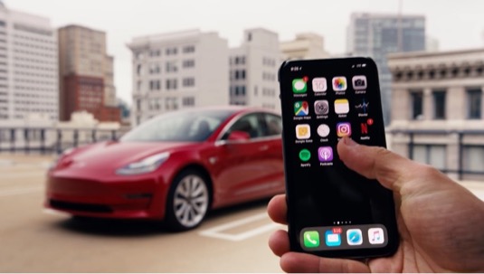 auto elektromobily Tesla Model 3 mobilní aplikace