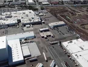 auto továrna Tesla Fremont výroba elektromobilů