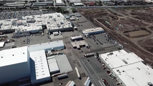 auto továrna Tesla Fremont výroba elektromobilů