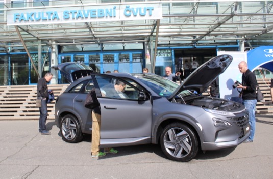 Vodíkové auto Hyundai Nexo v obležení zvědavců - včetně těch z magazínu Hybrid.cz!