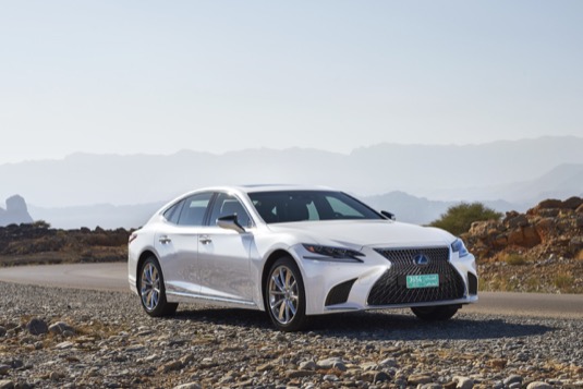 Hybridní verze Lexus LS 500h má novou jednotku Multi Stage Hybrid System s 3,5-litrovým motorem V6, jenž spolupracuje s elektromotorem. Celkový výkon této soustavy činí 264 kW, což vozu zajistí zrychlení z 0 na 100 km/h za 5,7 sekundy.
