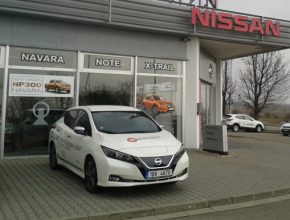Nový Nissan Leaf se 40kWh baterií před autosalonem