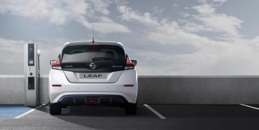 Nový Nissan Leaf na rychlonabíječce. 