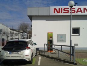 Nová verze elektromobilu Nissan Leaf se nabíjí u rychlonabíječky JPN Cars v Brně.