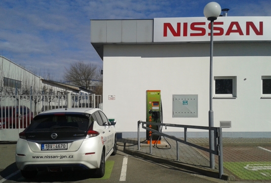 Nová verze elektromobilu Nissan Leaf se nabíjí u rychlonabíječky JPN Cars v Brně.