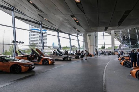 auto plug-in hybrid BMW i8 Roadster