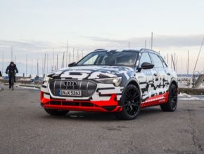 kamuflážovaný prototyp elektromobilu Audi e-tron Quattro