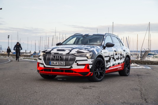 kamuflážovaný prototyp elektromobilu Audi e-tron Quattro