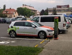 auto elektromobil volkswagen e-golf večejná nabíjecí stanice ČEZ Neratovice