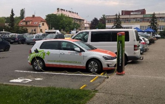 auto elektromobil volkswagen e-golf večejná nabíjecí stanice ČEZ Neratovice