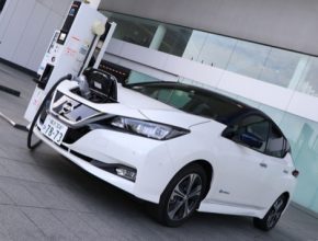auto elektromobil Nissan Leaf se nabíjí u rychlonabíječky v Japonsku