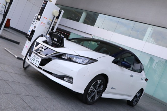 auto elektromobil Nissan Leaf se nabíjí u rychlonabíječky v Japonsku