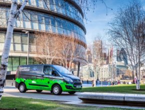 Vozy Transit Custom již zkušebně jezdí v Londýně a jsou poháněny vyspělým elektrifikovaným agregátem, v němž zážehový motor 1.0 EcoBoost slouží k prodloužení dojezdu