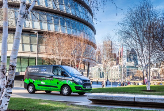 Vozy Transit Custom již zkušebně jezdí v Londýně a jsou poháněny vyspělým elektrifikovaným agregátem, v němž zážehový motor 1.0 EcoBoost slouží k prodloužení dojezdu