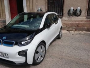 auto elektromobil BMW i3 se nabíjí u nabíječky Tesla Destination Charger u Kavárny pana Theodora v Doksech u Kladna.