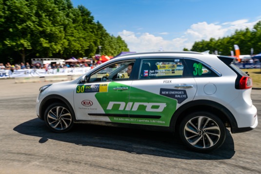 auto hybriy Kia Niro Czech New Energies Rallye okruh České Budějovice