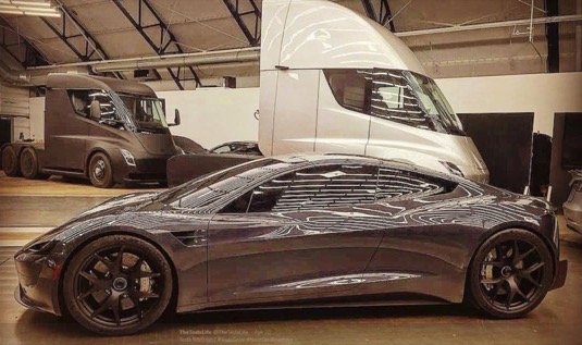 elektromobily elektrický tahač kamion Tesla Semi a nový sporťák Tesla Roadster.