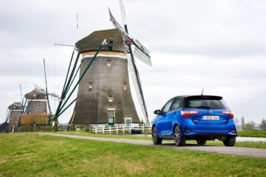 Čtvrtina respondentů si ale přitom hybridní auto zaměňuje s čistě elektrickým vozem. Sedm procent respondentů si myslí, že hybridní auto jezdí na souši i po vodě.