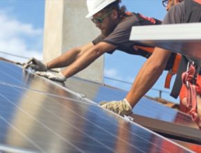 solární elektrárna panely fotovoltaika instalace pracovníci dělníci