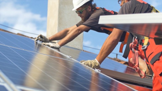 solární elektrárna panely fotovoltaika instalace pracovníci dělníci