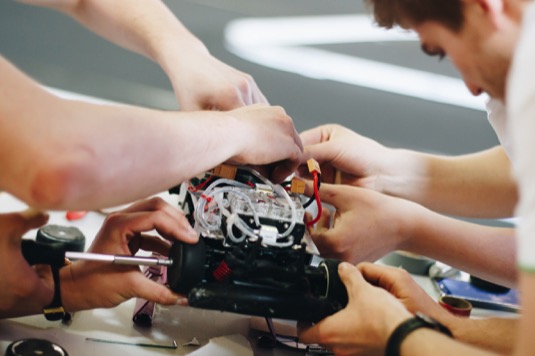 Studenti montují své závodní RC modely aut na vodík.