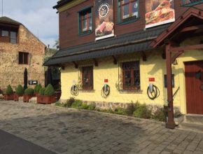 Nabíjecí stanice pro elektromobily Tesla Destination Charger pře na Pivovaru & Restauraie Černý Orel v Oseku u Teplic