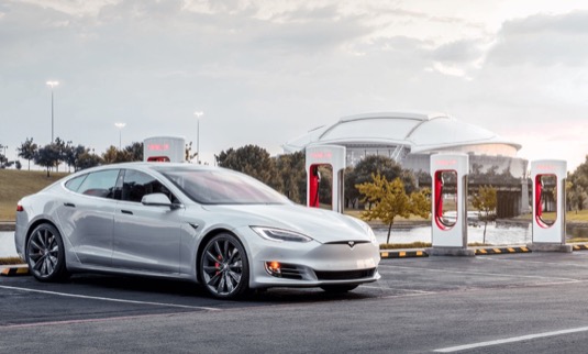 auto elektromobily Tesla Model S v nabíjecí stanici Supercharger