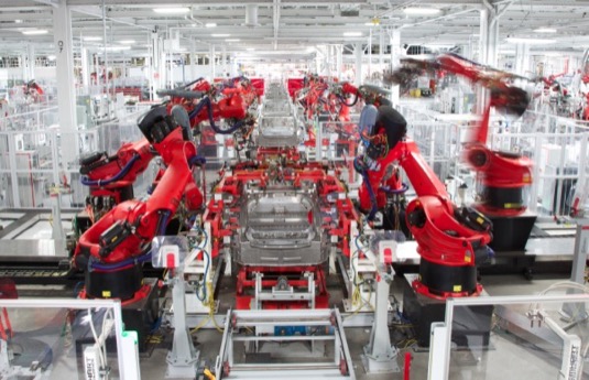 auto výroba elektromobilů Tesla Model S, X, 3 v továrně ve Fremontu