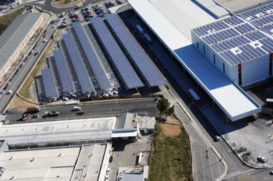 53 000 fotovoltaických panelů s celkovou plochou 40 fotbalových hřišť snižuje emise CO2 o téměř 4000 tun ročně