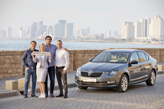 auto Tým ŠKODA AUTO DigiLab Israel Ltd. Zleva: Vít Lichtenstein, Jarmila Plachá (CEO ŠKODA AUTO DigiLab), Steve Elbaz, Tal Brin (CEO ŠKODA AUTO DigiLab Israel Ltd.).