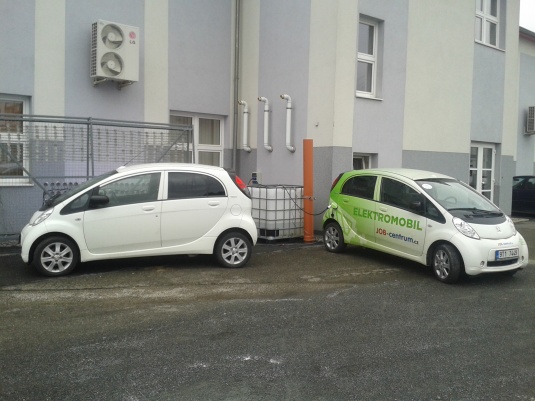 Dva elektromobily Peugeot iOn se nabíjejí cestou do Telče