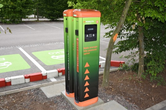 Dobíjecí stanice najdou návštěvníci na parkovišti poblíž Safari Kempu, které leží hned vedle centrálního parkoviště zahrady. V provozu jsou 24 hodin denně. Elektromobily tam doplní většinu kapacity baterií za 2-3 hodiny.