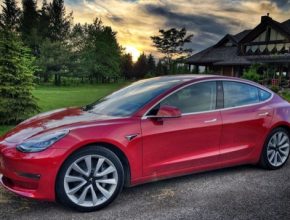 auto elektromobil Tesla Model 3