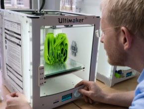 Návrhář kontroluje výsledek 3D tisku. Ačkoli to může vypadat jako žárovka ve tvaru květu fenyklu, ve skutečnosti se jedná o plastový model hlavice hořáku s bionickým designem. Tento přístup možná brzy způsobí revoluci, za kterou budou stát dvě nové výrobní techniky: generativní software a 3D tisk.