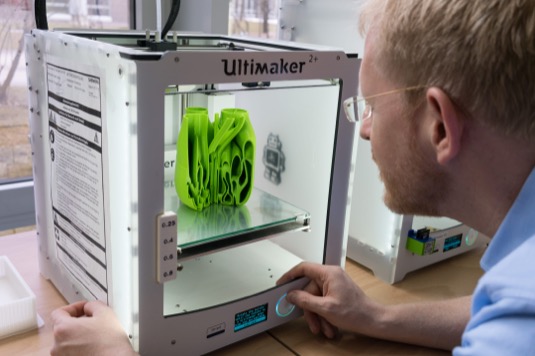 Návrhář kontroluje výsledek 3D tisku. Ačkoli to může vypadat jako žárovka ve tvaru květu fenyklu, ve skutečnosti se jedná o plastový model hlavice hořáku s bionickým designem. Tento přístup možná brzy způsobí revoluci, za kterou budou stát dvě nové výrobní techniky: generativní software a 3D tisk.