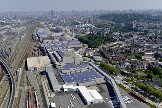 Továrna Audi v Bruselu, na střeše je vidět velká solární elektrárna.