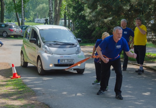 Elektromobil Peugeot iOn tažen na laně - v rámci soutěže tahání raritních vozidel do kopce dvojicemi.
