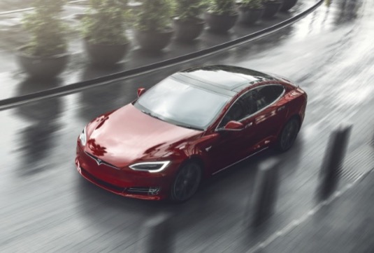 V Tesle škodil sabotér, nasadily ho konkurenční automobilky?!