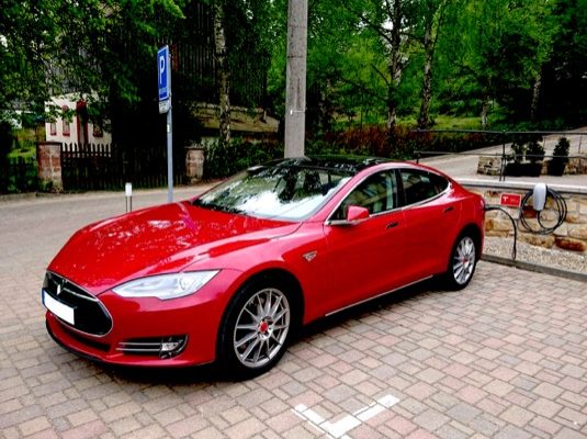 auto elektromobil Tesla Model S se nabíjí u Destination Chargeru v Hotelu Ostrov