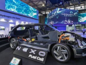 Velkým tématem expozice Hyundai na veletrhu CES ASIA 2018 byla vodíková společnost. Mezi exponáty na stánku Hyundai proto nechyběla řada produktů s technikou palivových článků, včetně modelu NEXO.