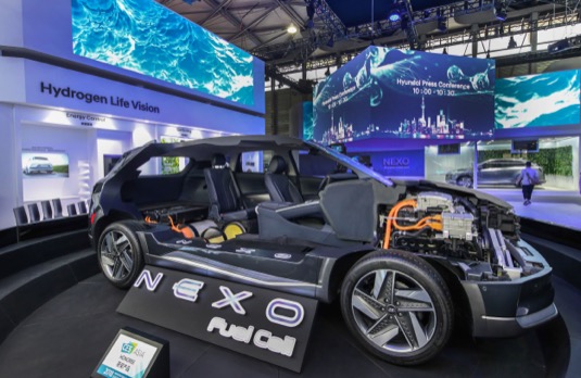 Velkým tématem expozice Hyundai na veletrhu CES ASIA 2018 byla vodíková společnost. Mezi exponáty na stánku Hyundai proto nechyběla řada produktů s technikou palivových článků, včetně modelu NEXO.